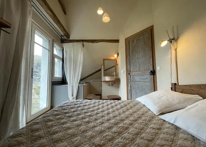 Uthurraltia * لاراو